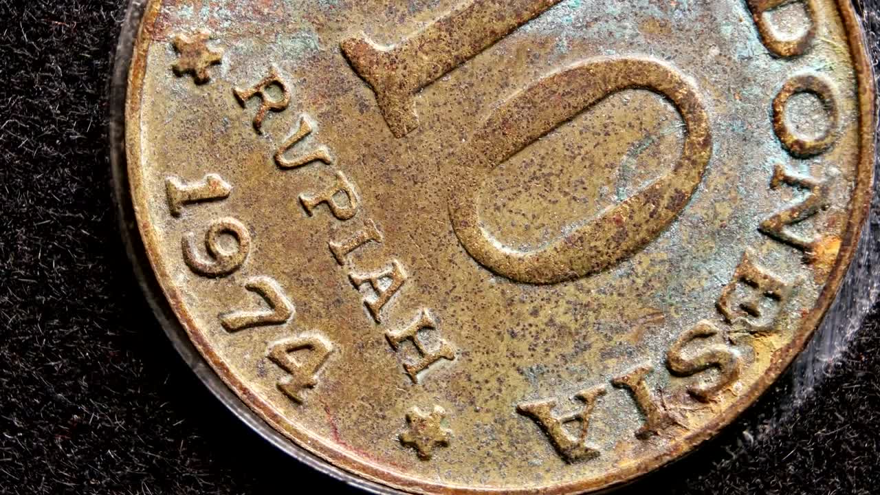 primer plano de monedas muy antiguas