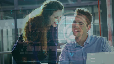 animación de procesamiento de datos en pantalla digital sobre felices compañeras de trabajo caucásicas y masculinas