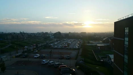 Zeitraffer-Des-Sonnenaufgangs-über-Dem-Pendlerparkplatz-Am-Frühen-Morgen