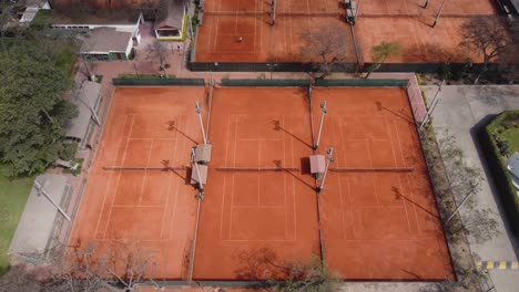 video dron 4k de canchas de tenis de arcilla roja