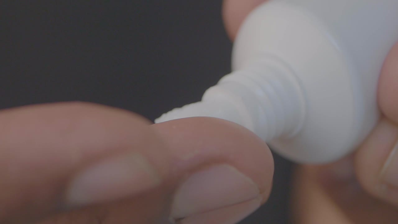 크림을 적용하는 것