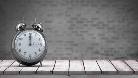 reloj en la parte superior de una mesa de madera