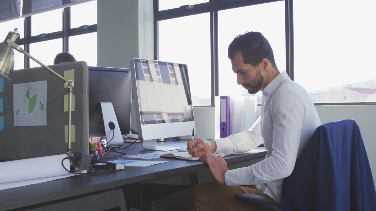 empresario trabajando en la oficina moderna