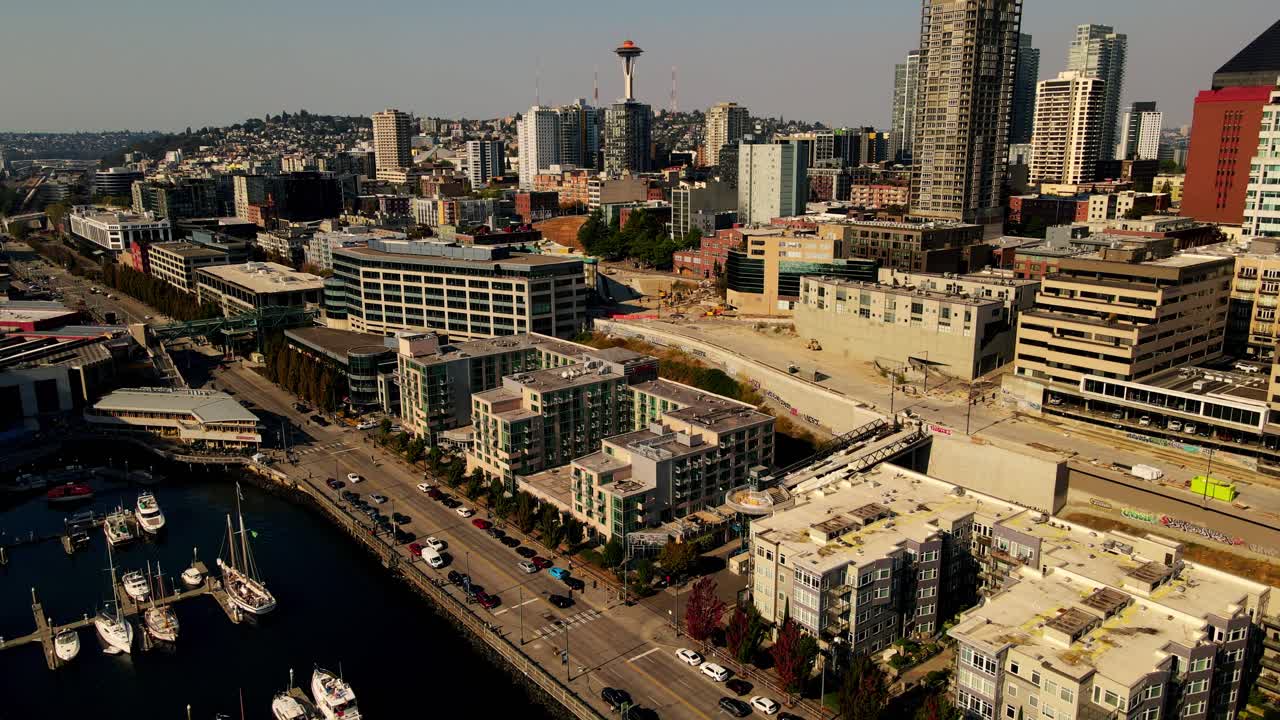 낮 시간에 시애틀 시내 스카이라인의 틸트 업 샷