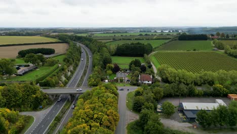 Una-Vía-De-Doble-Calzada-En-Canterbury-Corriendo-En-Paralelo