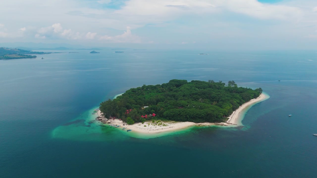 Panorama udara surga tropis Gili Nanggu