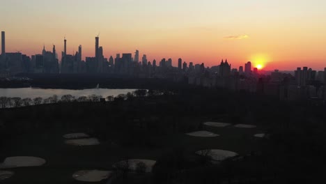 Drohnenflug-über-Den-Ballfeldern-Des-Central-Parks-In-New-York-City-Bei-Wunderschönem-Sonnenuntergang-Zur-Goldenen-Stunde