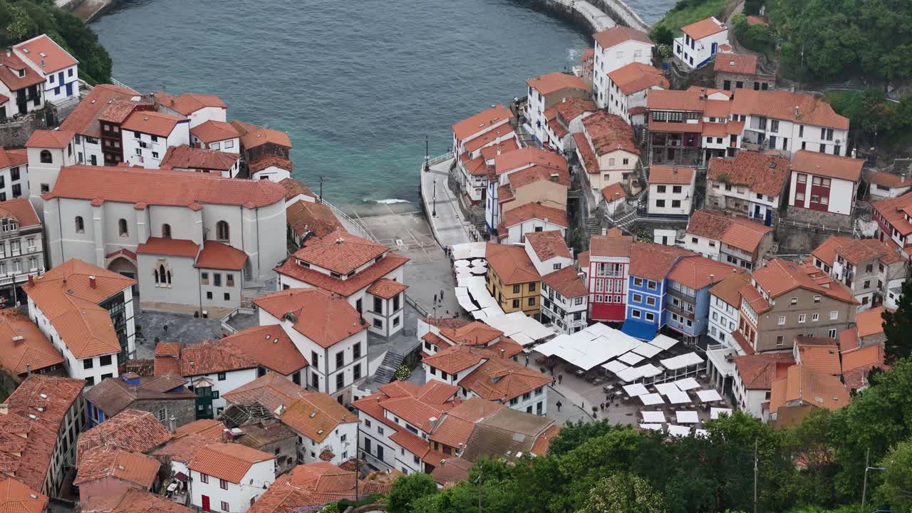 Cudillero, Astúrias, norte da Espanha, drone, revelação aérea de porto.
