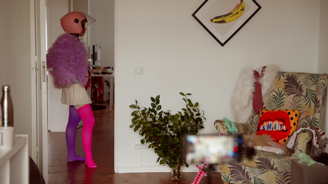 Kreativ Kvinde i Farverigt Outfit Optager Video Hjemme
