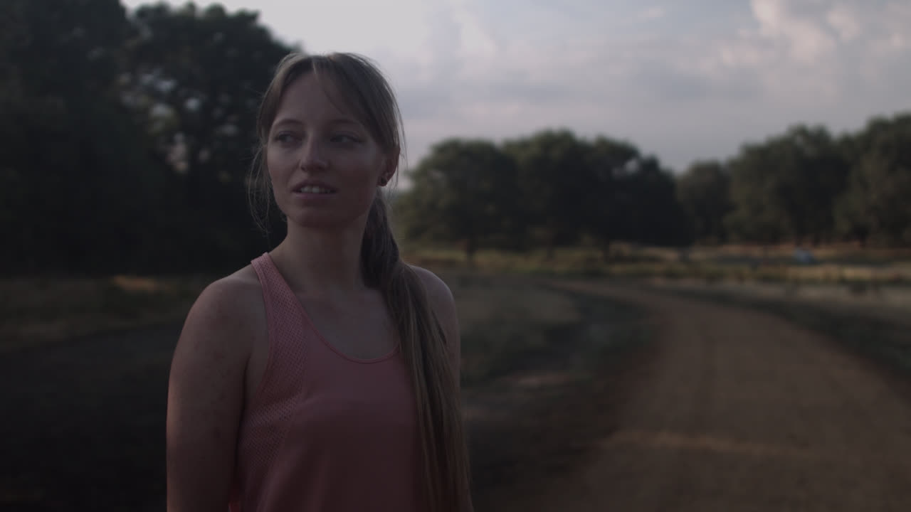 primer plano de una mujer en el parque mirando al otro lado en un día nublado