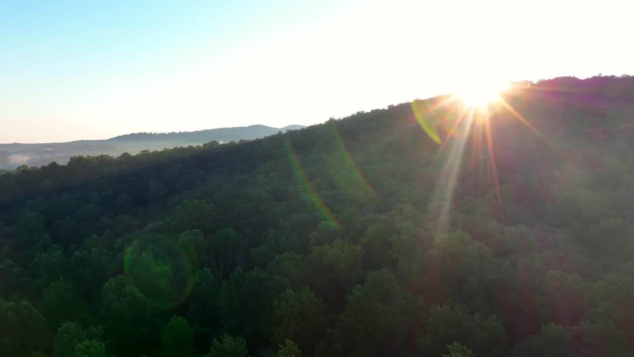 산 장면 위에 태양 항성