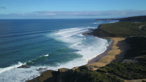 australia torquay pan adelante escénico dron wsl escena del océano cinemática establecimiento disparar por taylor brant películas