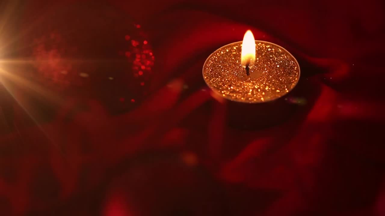 Animazione di decorazione natalizia con pallina rossa e candela