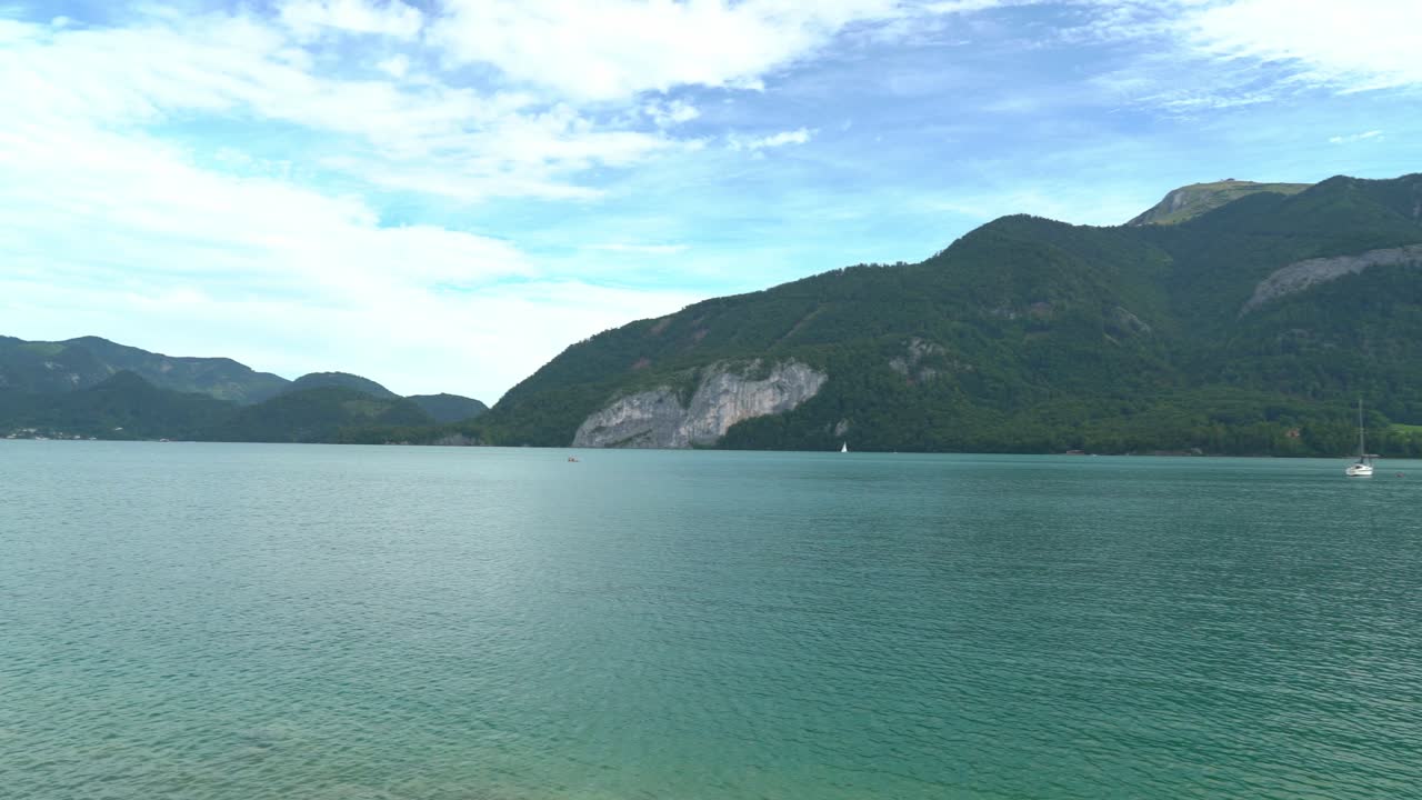 울프강 호수 근처의 초록색으로 가득 찬 산