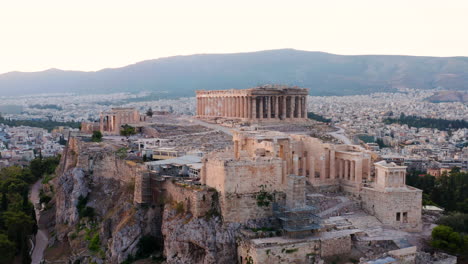 Acrópolis-De-Atenas-Con-Templos-Y-Edificios-Históricos-Al-Amanecer-Sobre-La-Ciudad-De-Atenas-En-Grecia