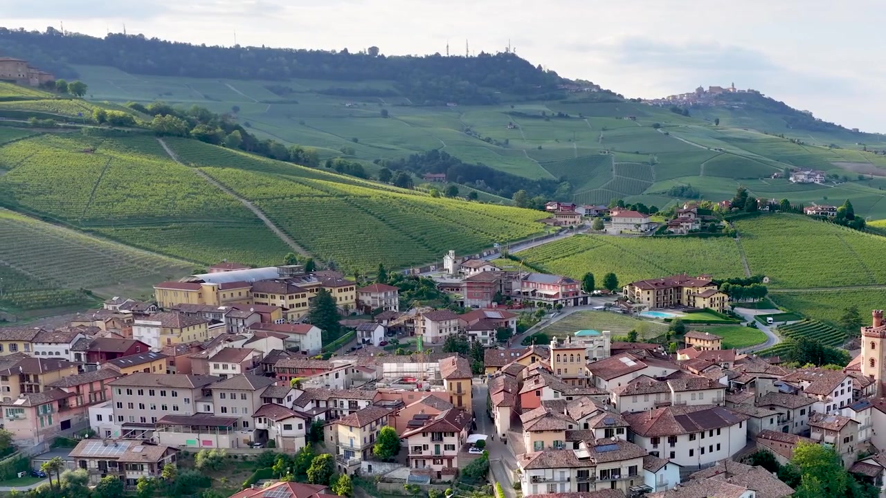 Droneoptagelser fanger den historiske landsby Barolo, beliggende blandt bølgende bakker og frodige vinmarker.