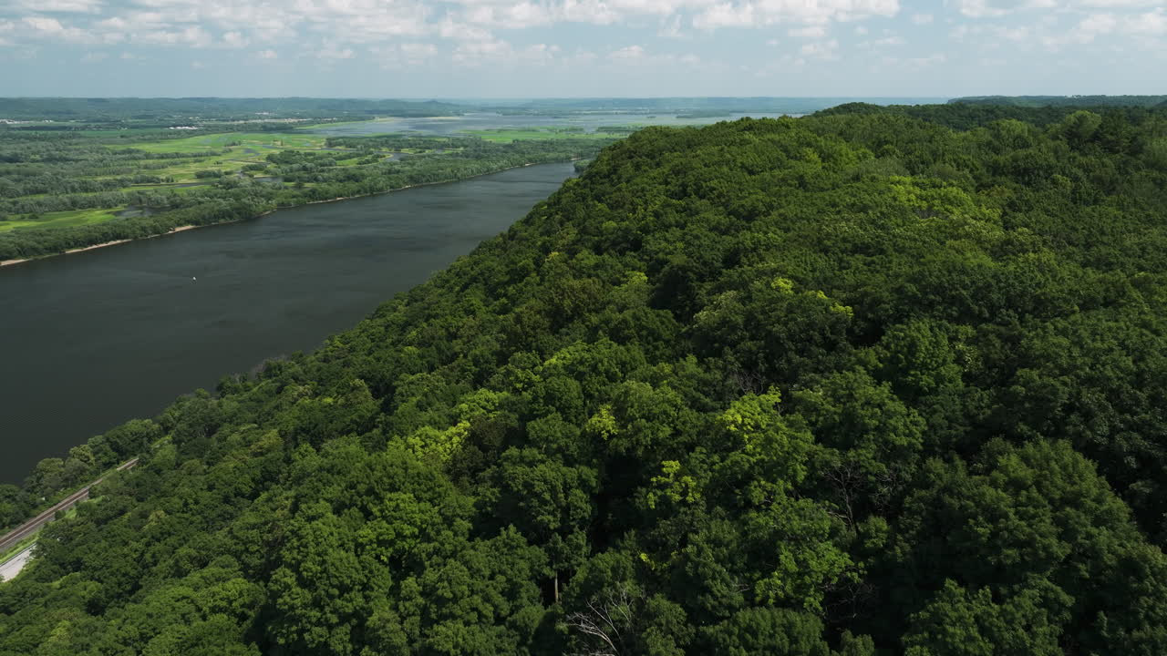 el esplendor natural de minnesota, el parque estatal great river bluffs, el bosque verde con vistas al río mississippi - aero