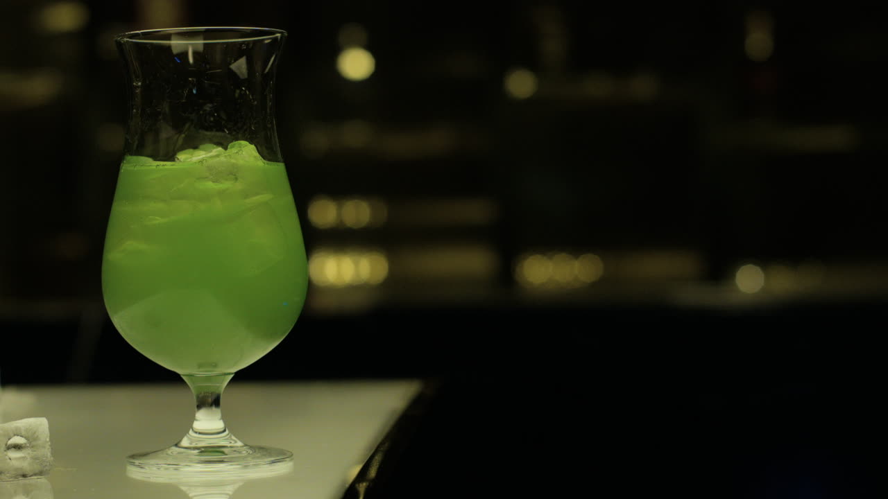 그린 마가리타 한 잔에 얼음 조각을 더해 보세요