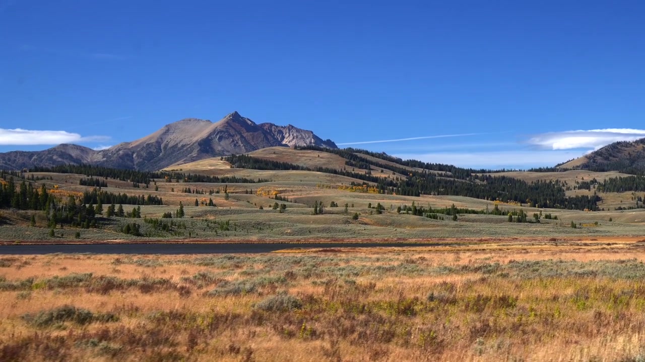 Yellowstone nationalpark öppen dal bergsplatåer naturlandskap Norris Junction Wyoming Bighorn Pass Bunsen Peak Grizzly Lake Beaver Lake Höst solig blå himmel eftermiddag roadtrip-landskap