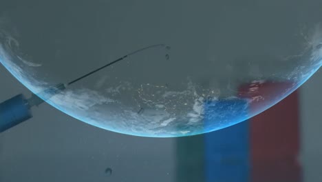 Animation-Eines-Sich-Drehenden-Globus-Mit-Einer-Spritze,-Die-Flüssigkeit-Ausgießt