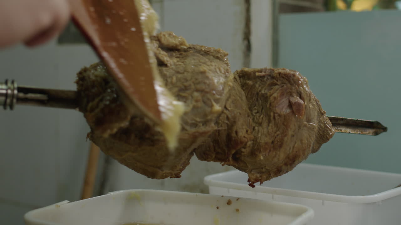 cerca de la carne siendo embadurnada en sebo de res