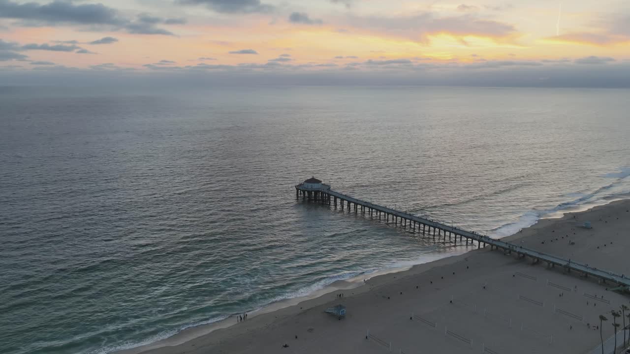 Timelapse di onde marine all'alba al molo di Manhattan Beach in California, USA.