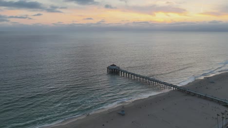 Timelapse-Of-Sea-Waves-During-Sunrise-In-Manhattan-Beach-Pier-In-California,-USA