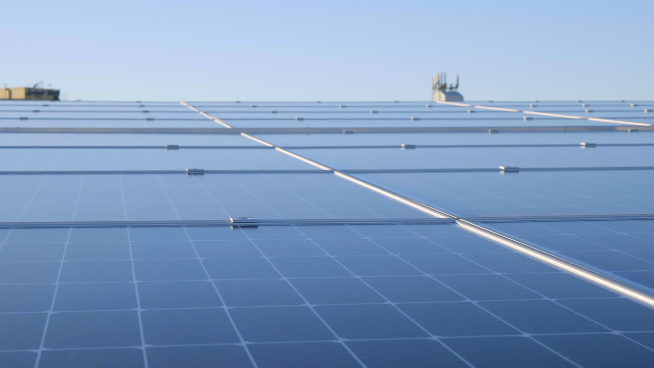 푸른 하늘 반사, 4k 느린 동작으로 지붕에 있는 태양열 패널 기술을 닫습니다.