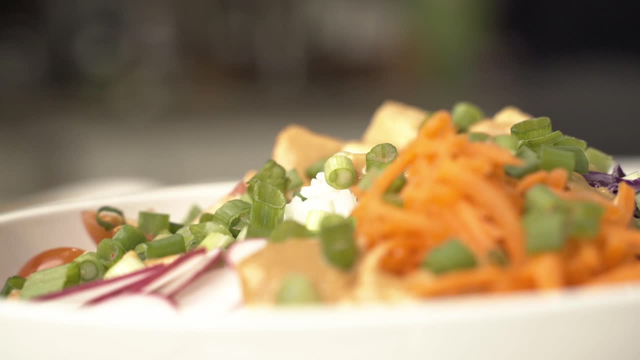 컵에 있는 다채로운 생동감 있는 재료를 드러내는 컵의 멋진 생동감있는