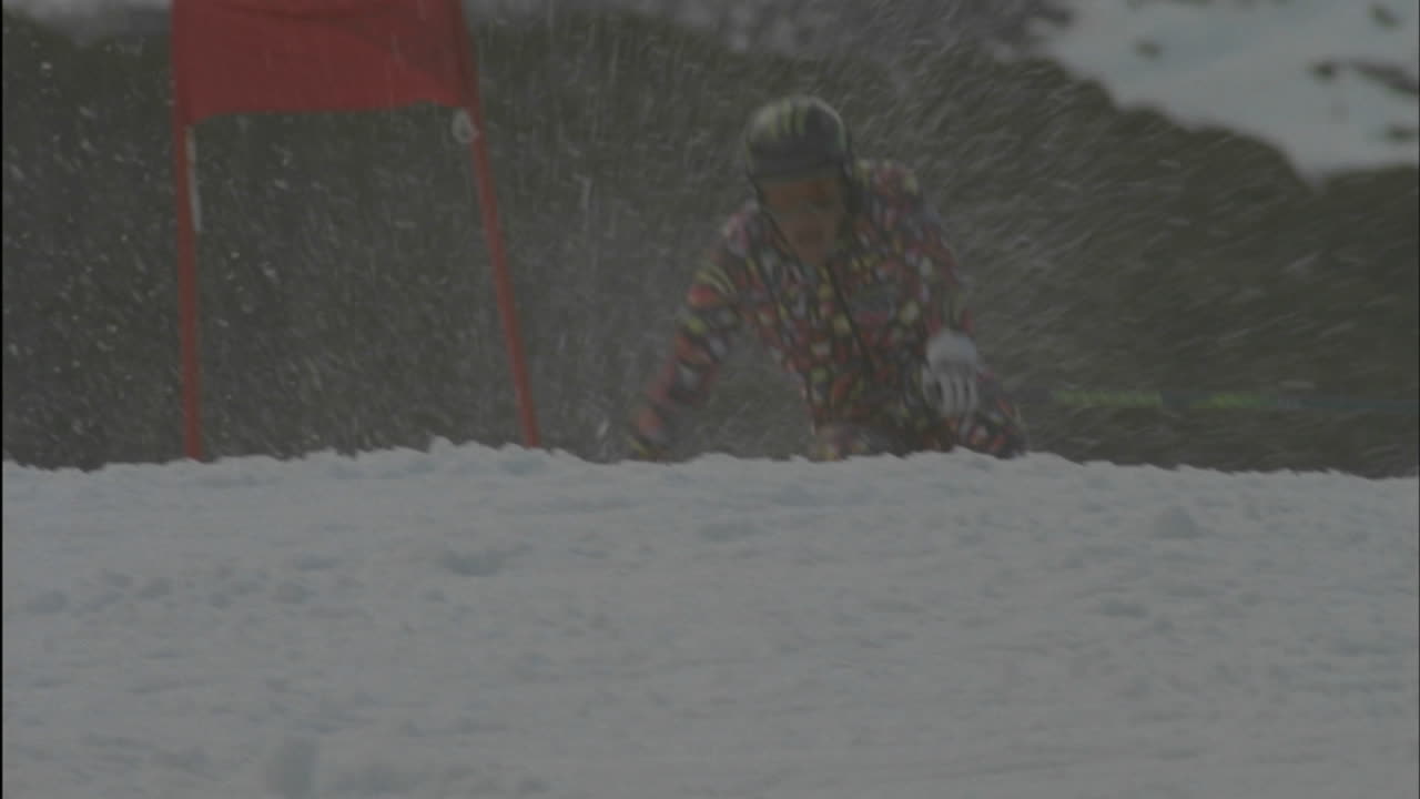 una persona navega en un curso de slalom cuesta abajo