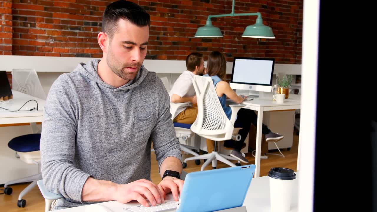 ejecutivo usando tableta digital 4k