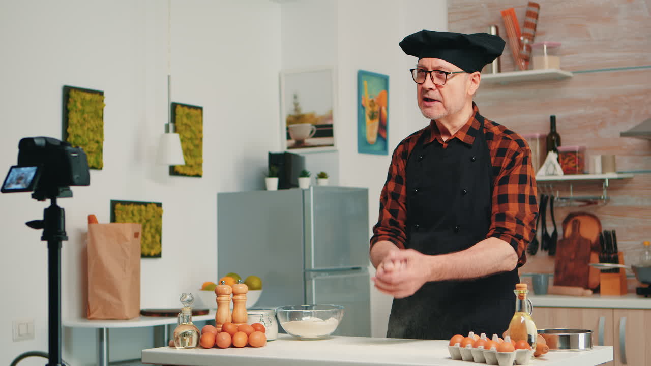 baker grabando un video para el podcast