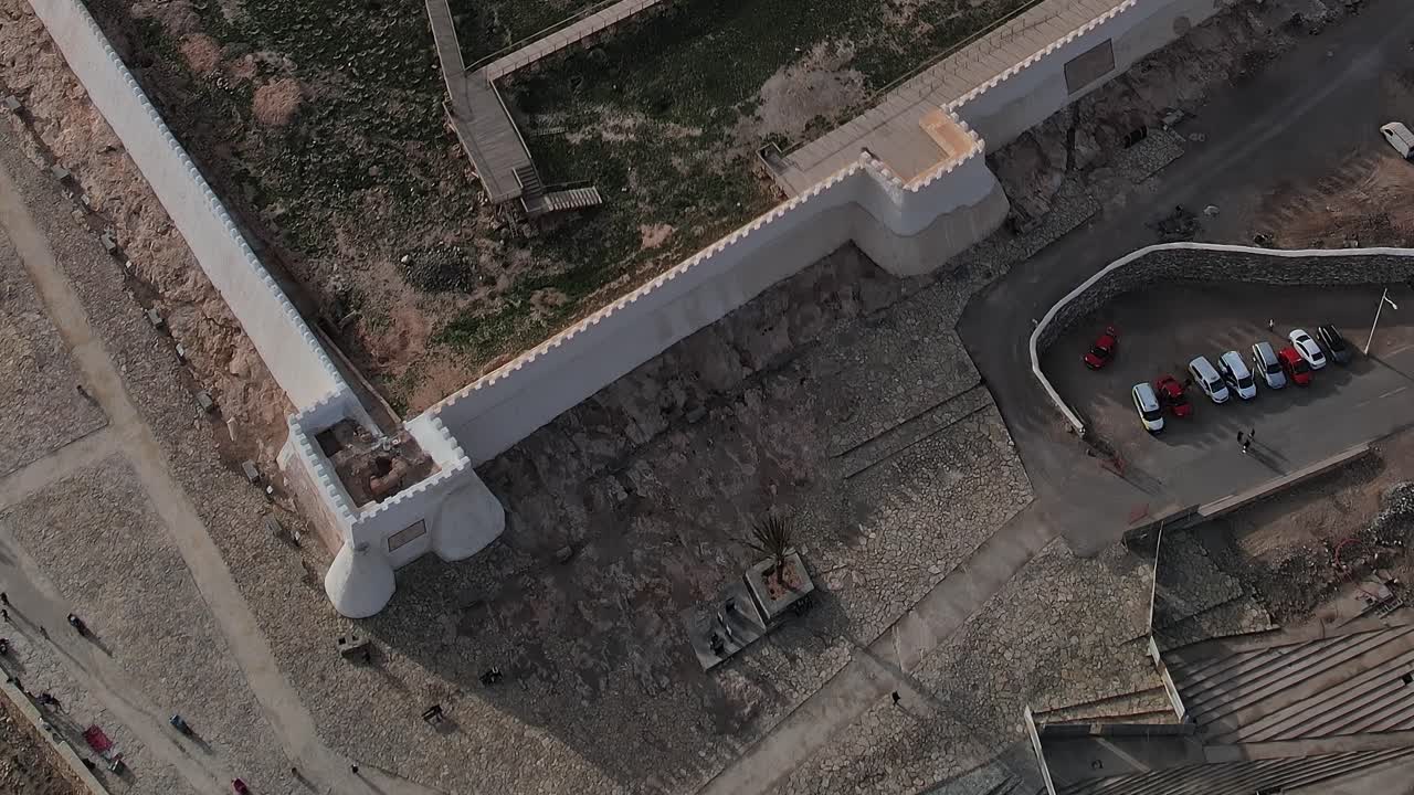 Esplorando le antiche mura di una fortezza in Marocco dall'alto