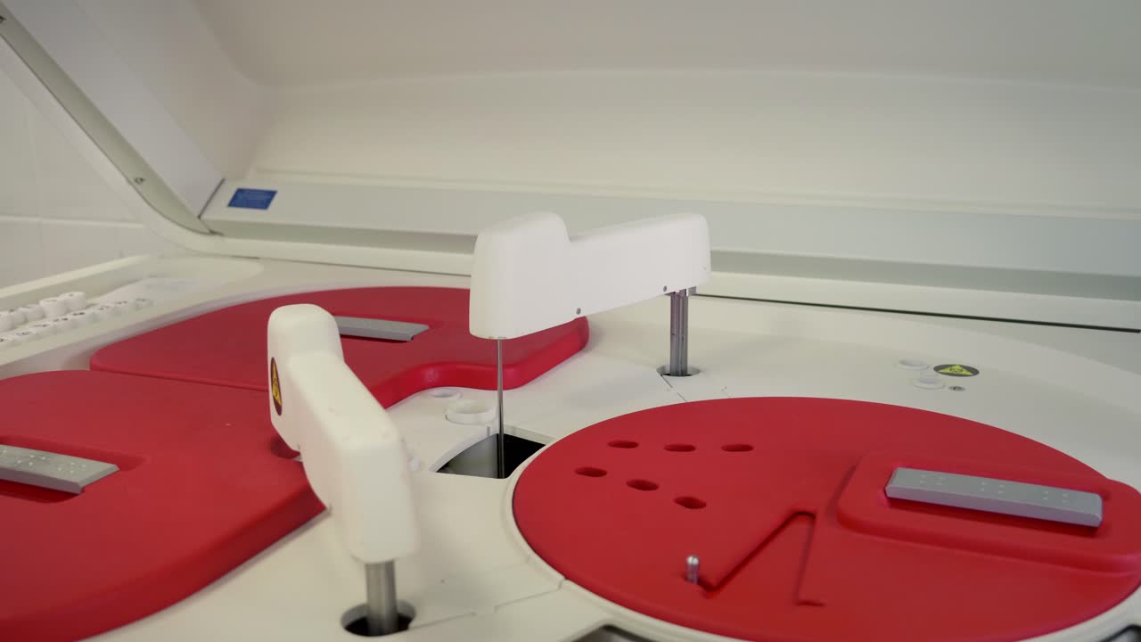 Macchina automatizzata per l'analisi del sangue in un laboratorio