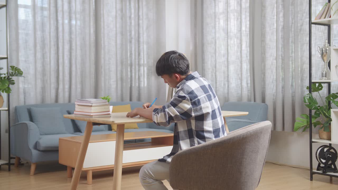 집에서 공부하는 남자