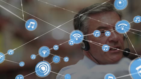animación de la red de conexiones sobre empresario caucásico usando auriculares de teléfono en el almacén