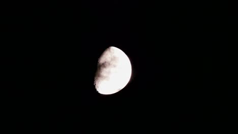 luna en una noche nublada, nubes móviles y luna llena, luna y nubes en la noche,
