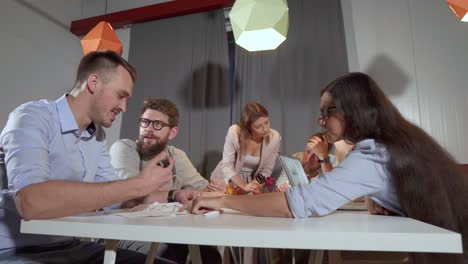 reunión de equipo de negocios en una oficina moderna