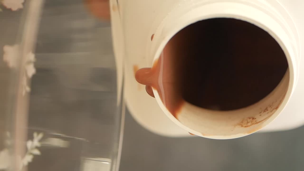 초콜릿 음료를 부어