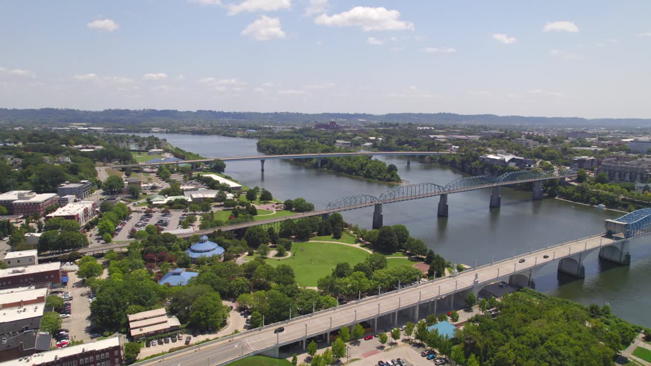 Timelapse con drone di Chattanooga, Tennessee in estate, Blue Bridge e fiume Tennessee in una giornata estiva
