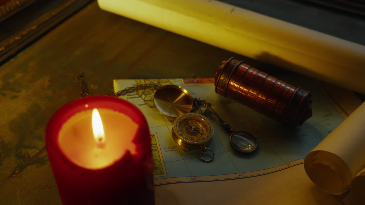Cahaya lilin hangat menerangi cryptex, peta, dan kompas, menyiratkan pengetahuan tersembunyi, rahasia terenkripsi, dan penemuan investigatif dalam suasana misterius.