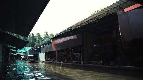 Small-vendors-and-shops-along-the-canal-in-Thailand