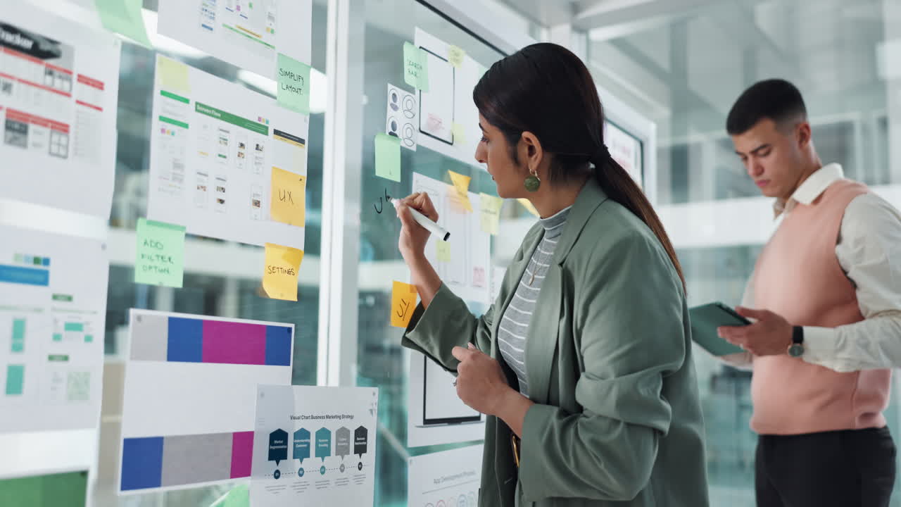 Brainstorming et planification d’équipe dans un bureau moderne