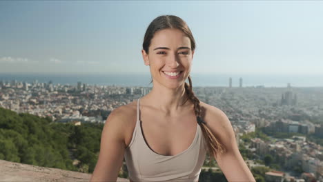 Chica-Sentada-En-La-Alfombra-Después-Del-Entrenamiento-De-Yoga.-Mujer-Sonriente-Mirando-La-Cámara-Al-Aire-Libre