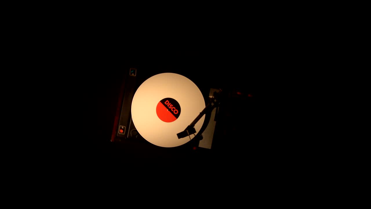 플레어에 비닐 레코드. 오래된 턴테이블에서 노래를 연주합니다.