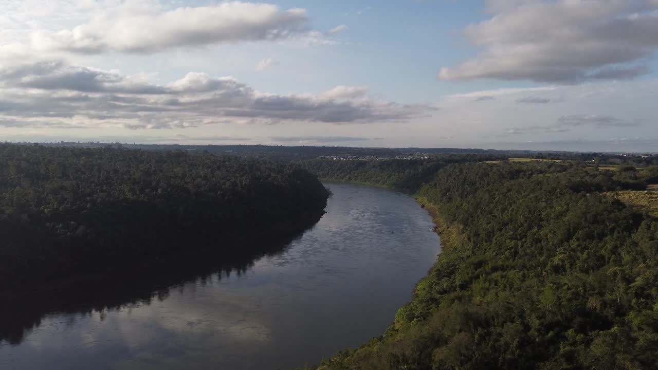 río iguazú que fluye en la selva amazónica en la frontera entre brasil y argentina