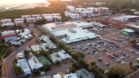 Sonnenuntergang-über-Einem-Einkaufszentrum-Und-Apartmentgebäuden-Am-Meer