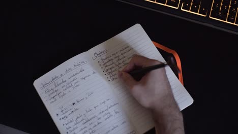 detalle de la fotografía de un joven guapo escribiendo