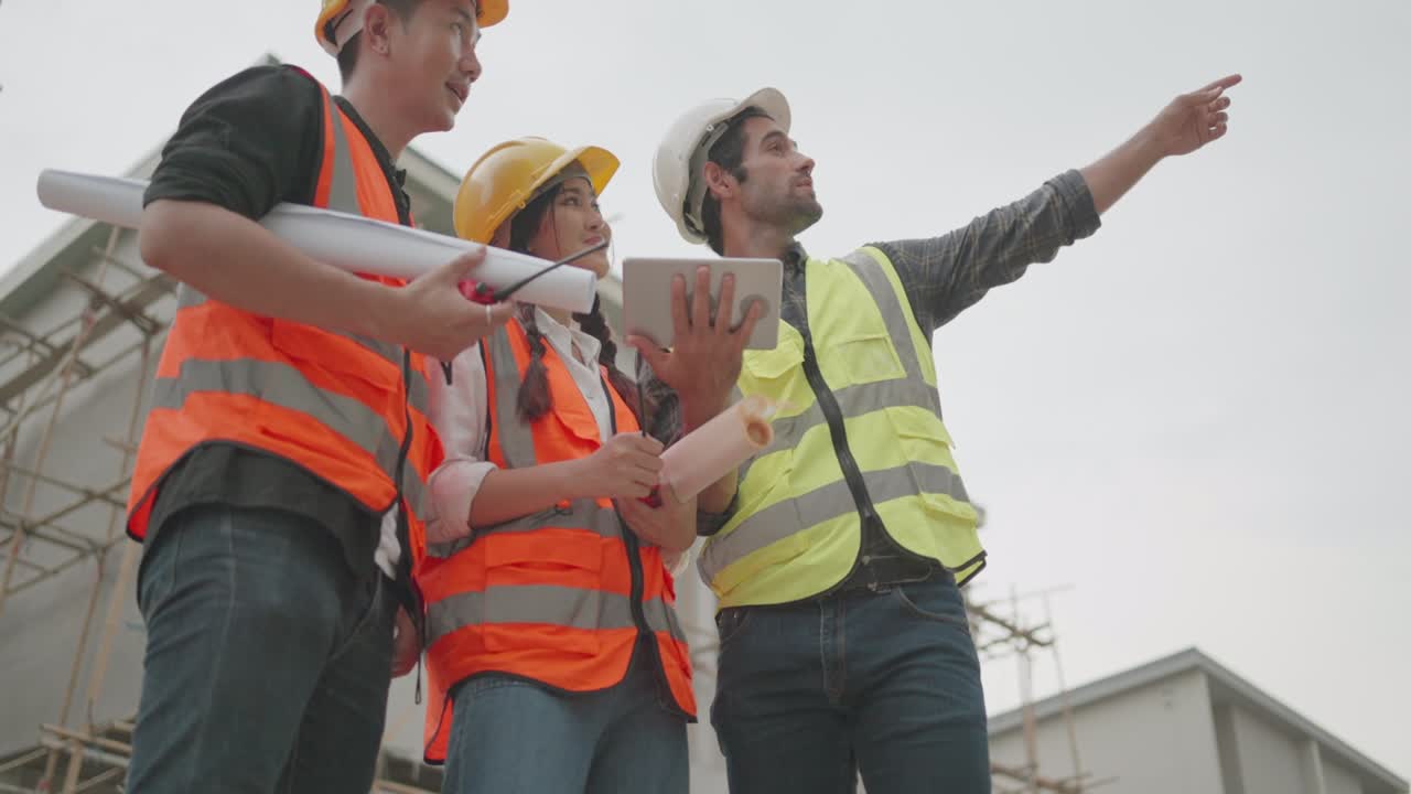 equipo de ingeniero civil o arquitecto de construcción discutiendo sobre el diseño de estilos de casas y construcción en sitios inmobiliarios en tableta. inspección del empleador del progreso del proyecto de vivienda en el sitio urbano.