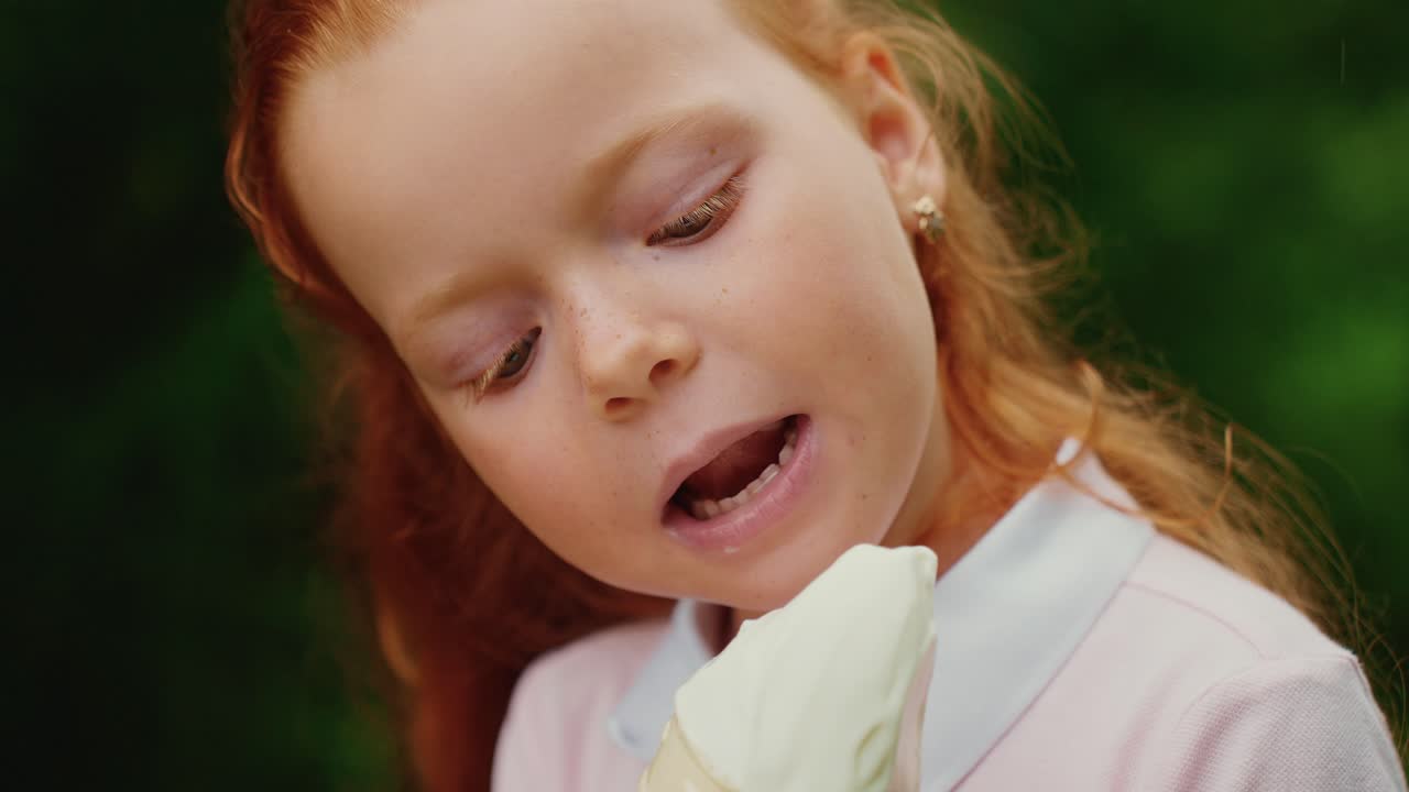 Bambina carina che mangia il gelato